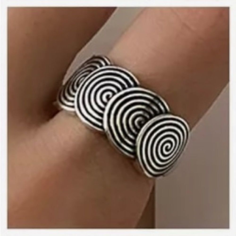 ‎GEOMETRIC CIRCLE RING